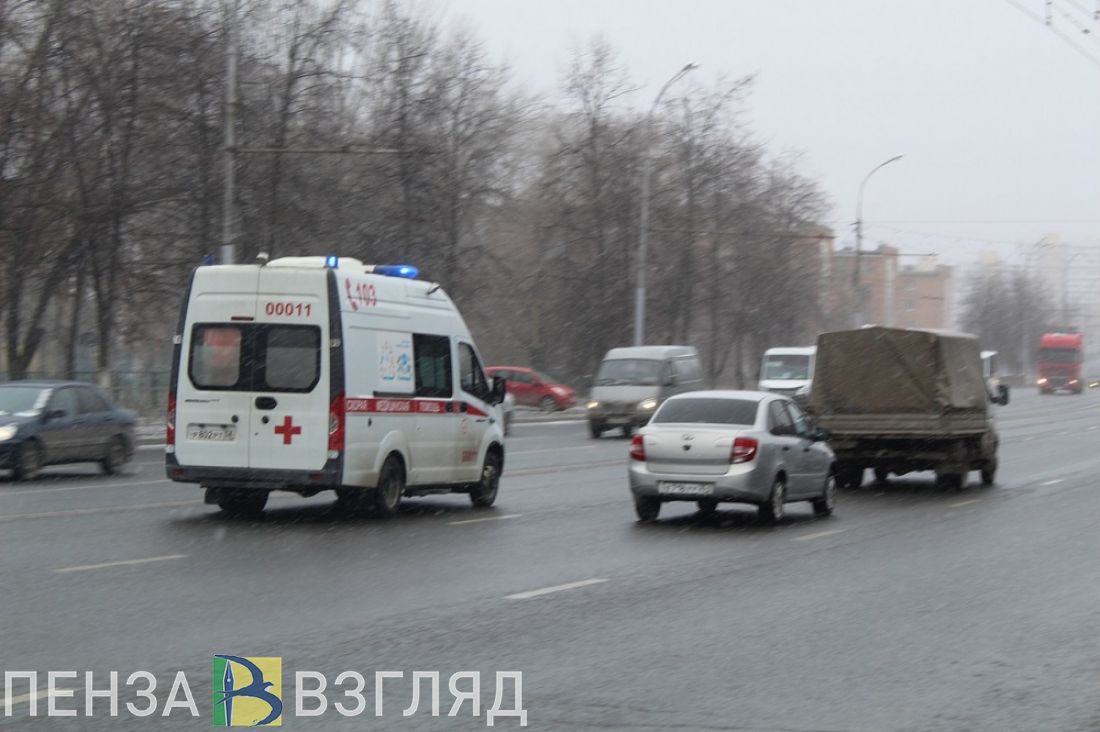 В жестком ДТП с легковушкой и столбом в Пензе пострадали двое