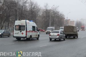 В жестком ДТП с легковушкой и столбом в Пензе пострадали двое