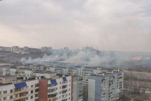 В Пензе на улице Лядова огонь подходит к гаражам. Видео