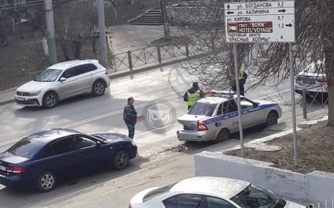 На улице Свердлова в Пензе иномарка врезалась в машину полиции