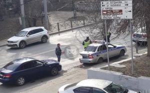 На улице Свердлова в Пензе иномарка врезалась в машину полиции