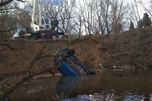 В Башмаковском районе из водоема подняли автомобиль с трупом водителя
