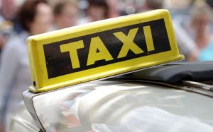 В Пензе таксист обворовал молодую девушку