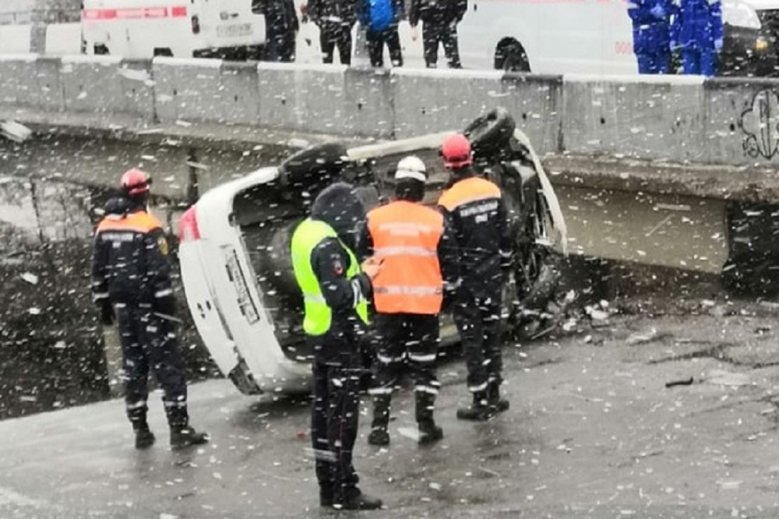 Появились видео и фото с места ДТП в Пензе, где машина вылетела с моста