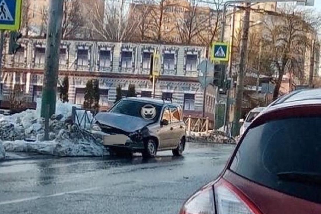 На улице Калинина в Пензе в ДТП у легковушки вывернуло колесо | 13.04.2020  | Пенза - БезФормата