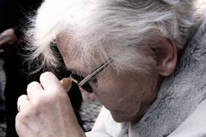 Любопытство и наивность лишили пожилую пензячку крупной суммы