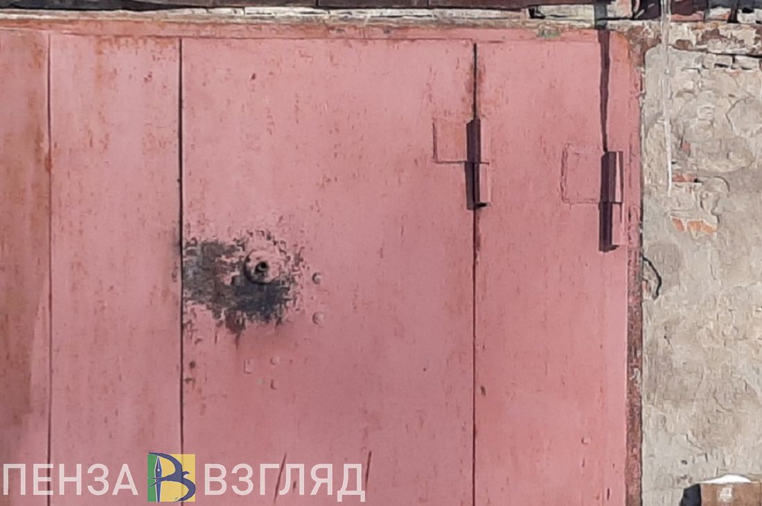 В Пензе «Lada Priora» улетела с дороги и врезалась в гараж