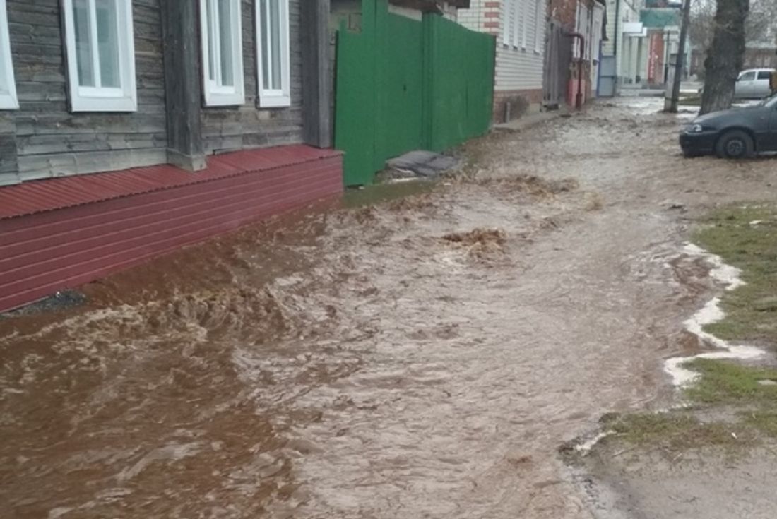 Кузнецк затопило ржавыми водами. Фото