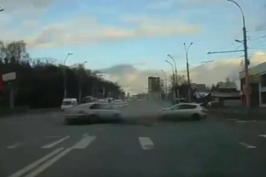 В Пензе жестко столкнулись два автомобиля. Видео