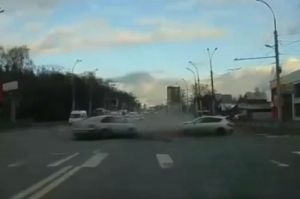 В Пензе жестко столкнулись два автомобиля. Видео