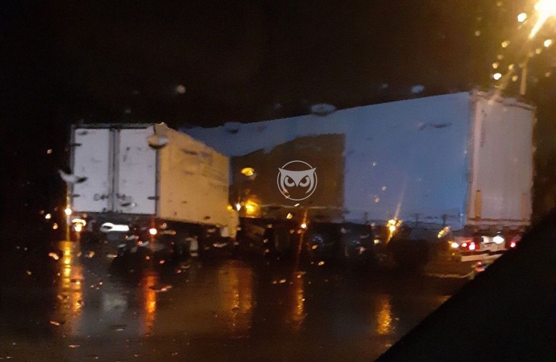 На Ахунском переезде в Пензе столкнулись два грузовика