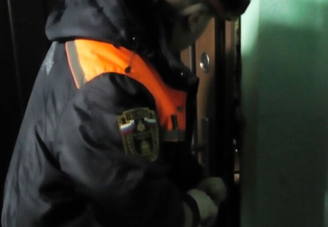 В Пензе нашли женщину, запертую в одной квартире с умершей