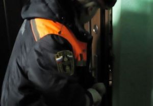 В Пензе нашли женщину, запертую в одной квартире с умершей