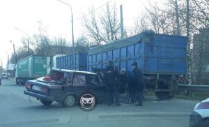 На улице Аустрина в Пензе «ВАЗ» въехал под грузовик с прицепом