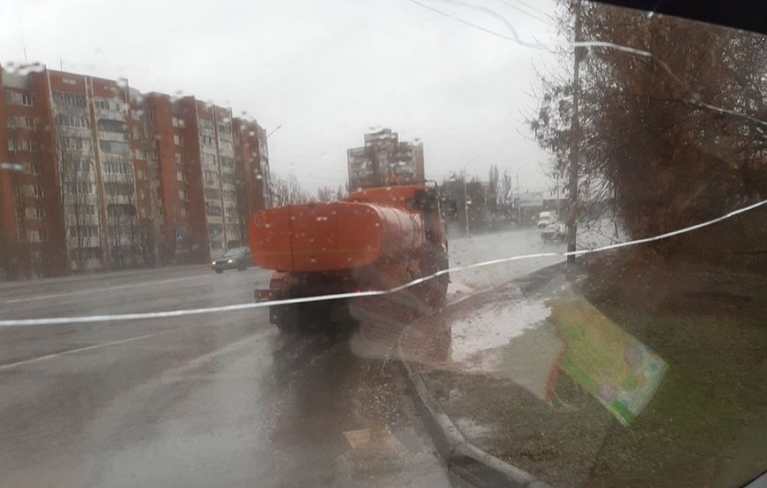Жители Пензы удивились помыву городской дороги в дождь со снегом