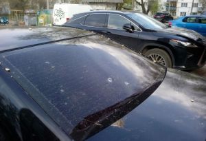 В Пензе автомобиль подвергся загадочной «бомбардировке»