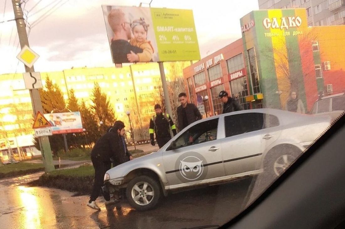 В Пензе автомобиль провалился в траншею для бордюра