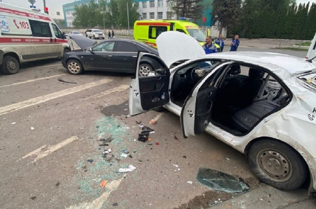 Водитель весь в крови». В Пензе произошла серьезная авария с такси