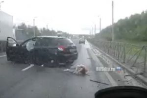 На видео попало, как в момент ДТП в Пензе девушка вылетает из авто