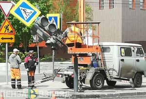 На Западной поляне Пензы трактор снес ковшом светофор