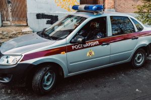В Кузнецке росгвардейцы остановили петлявшую по дороге машину