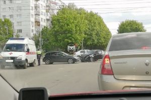 К месту столкновения двух авто в Пензе прибыла «скорая»