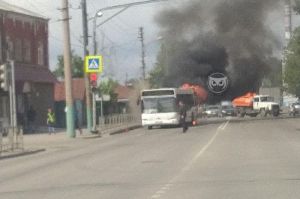 На улице Тухачевского в Пензе загорелся автобус