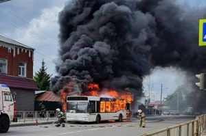 Очевидцы публикуют фото и видео с места возгорания автобуса в Пензе