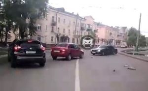 Проезжая часть улицы Калинина перегорожена столкнувшимися машинами
