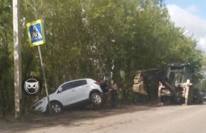 На окраине Пензы автомобиль свалился в кювет
