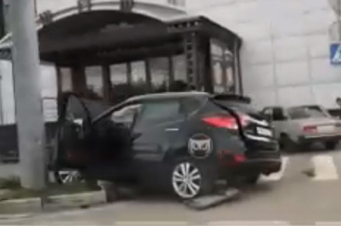 В Пензе иномарка влетела в столб. Видео