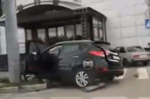 В Пензе иномарка влетела в столб. Видео