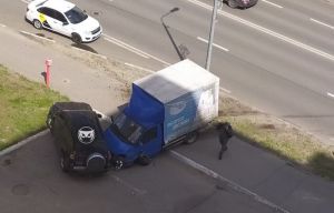 На улице Антонова в Пензе фургон протаранил легковую машину