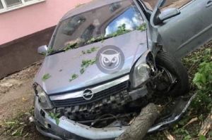 В Пензе иномарка изуродовалась, врезавшись в дерево