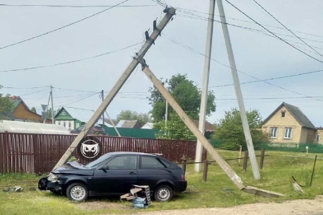 Под Пензой легковой автомобиль снес столб линии электропередач