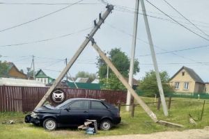 Под Пензой легковой автомобиль снес столб линии электропередач
