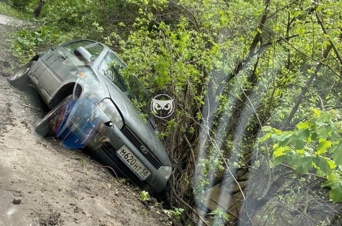 На окраине Пензы легковой автомобиль «улетел» под откос