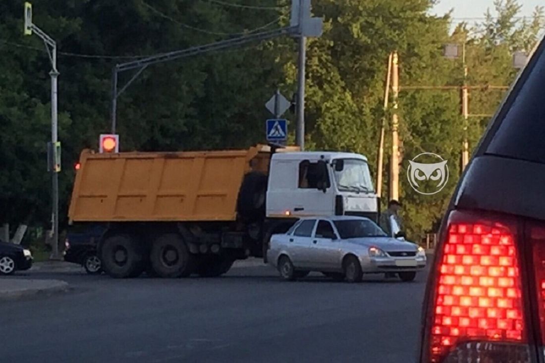 В Пензе грузовик протаранил легковушку «LADA Priora»