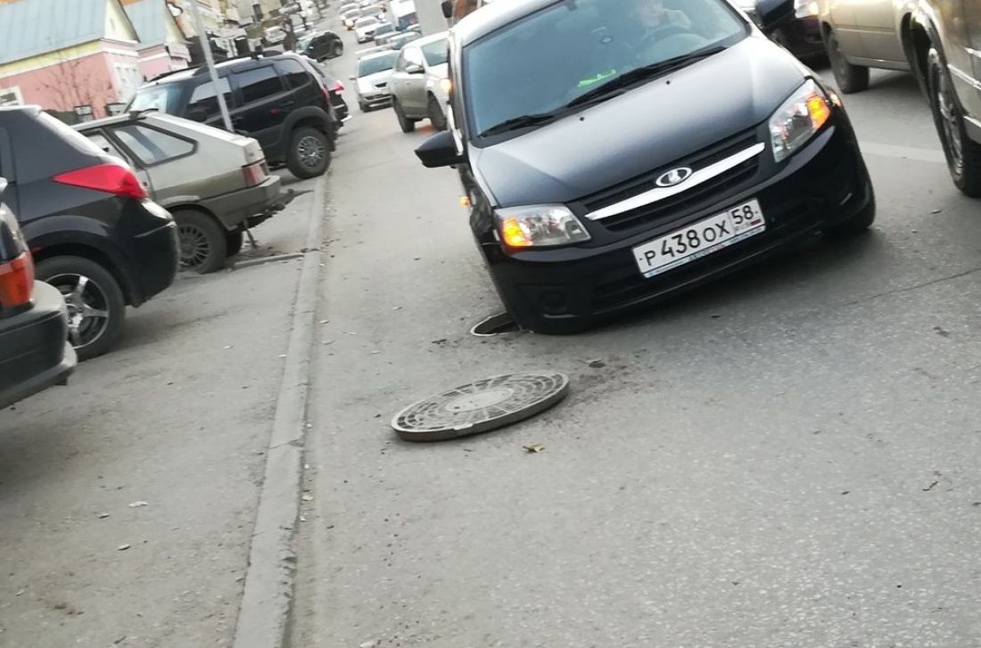 В центре Пензы автомобиль провалился в открытый люк