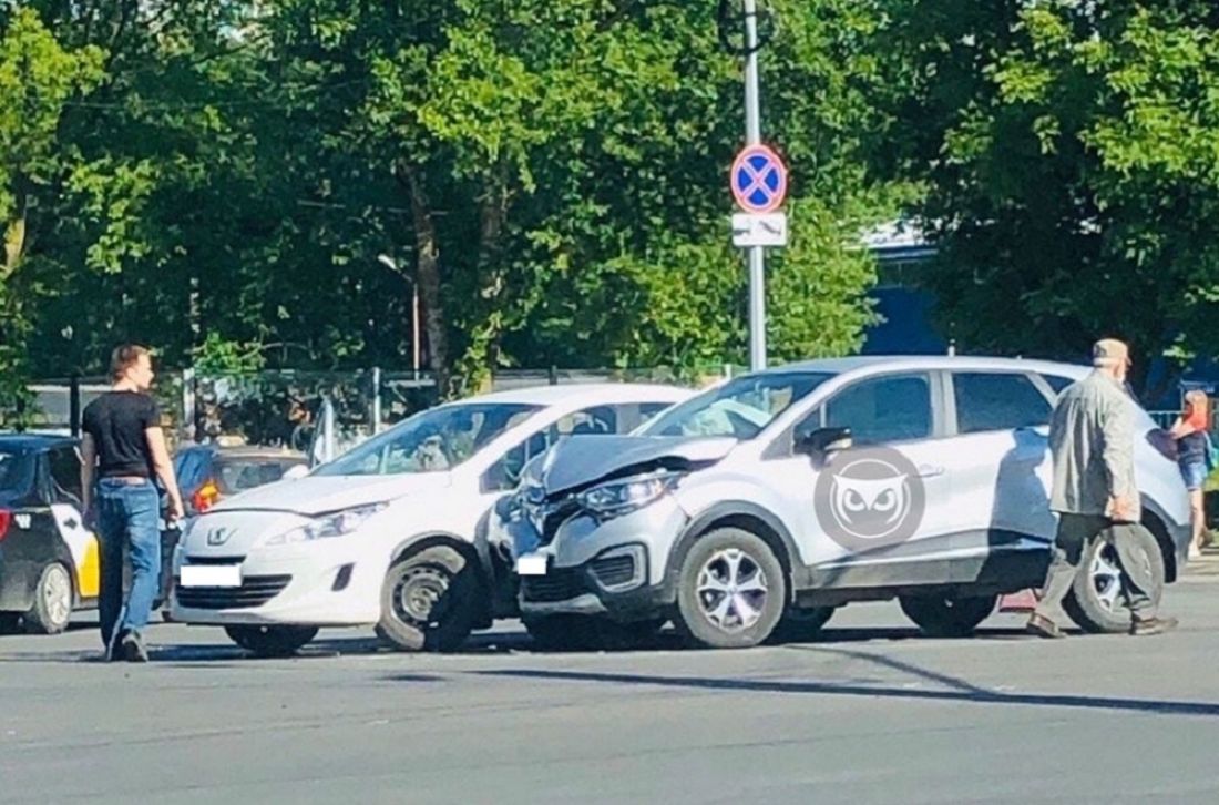 После ДТП в Пензе у иномарки сплющило переднюю часть