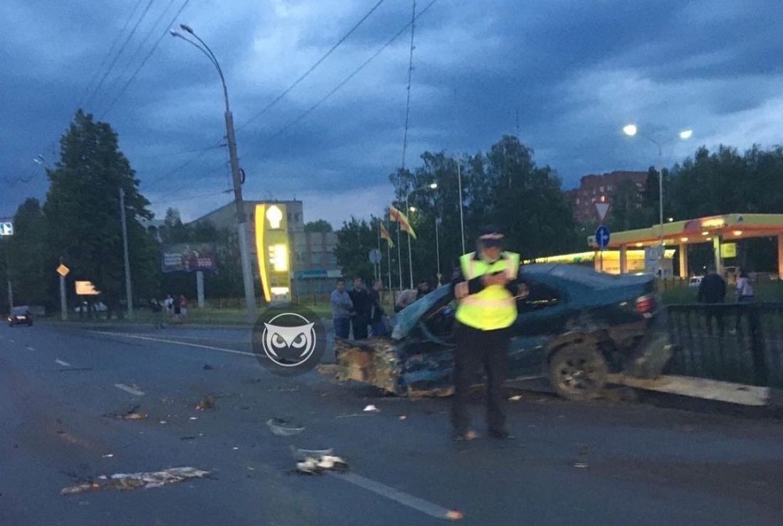 На мосту около ЦНТИ в Пензе у автомобиля вырвало передний мост. Видео