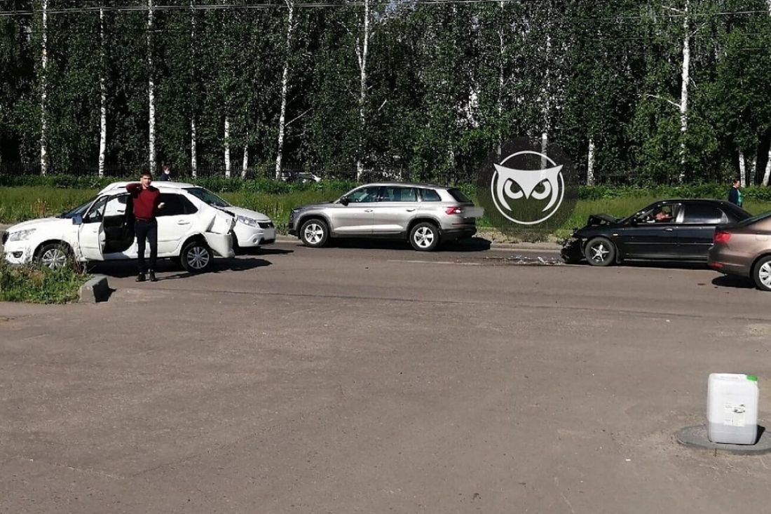 В пензенском районе Арбеково у иномарки сплющило багажник
