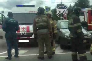 В Пензе к месту ДТП прибыли сотрудники МЧС и «скорая»