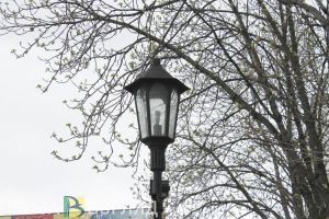 В Пензе иномарка влетела в световую опору. Пострадал водитель