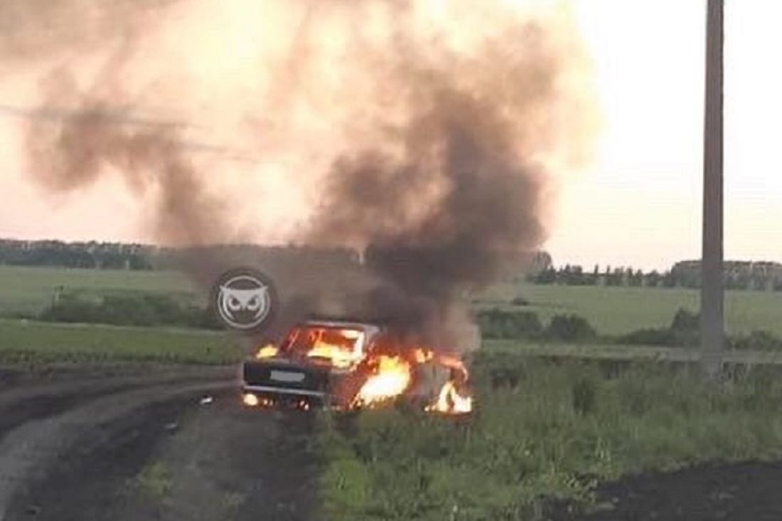 На видео попало, как в селе под Пензой в поле сгорела машина