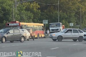 В Пензе на перекрестке МАЗ въехал в автобус. Видео