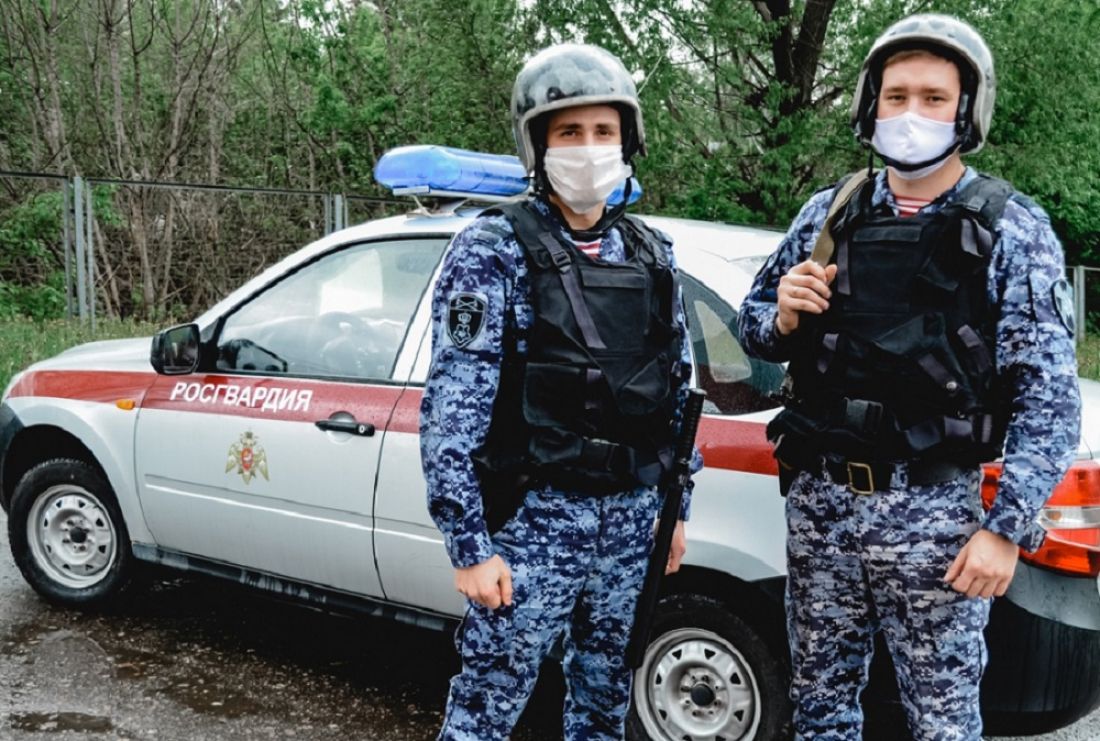 В Пензе росгвардейцы спасли тонущего в болоте мужчину