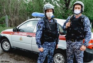 В Пензе росгвардейцы спасли тонущего в болоте мужчину