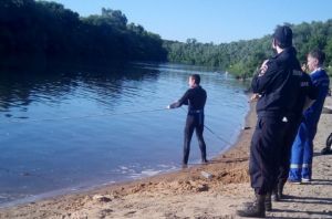 Пензенские спасатели достали из Суры тело утонувшего мужчины