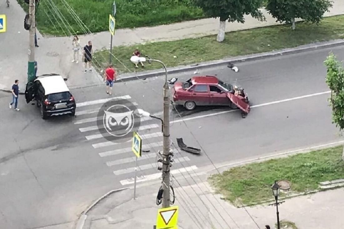 На перекрестке в Пензе разбились две машины